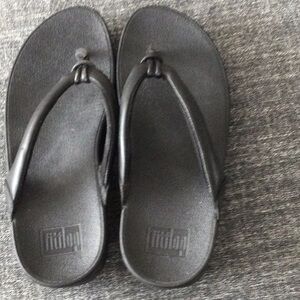 FitFlop Black Minimalist Flip Flops